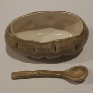 Potato shaped bowl with spoon